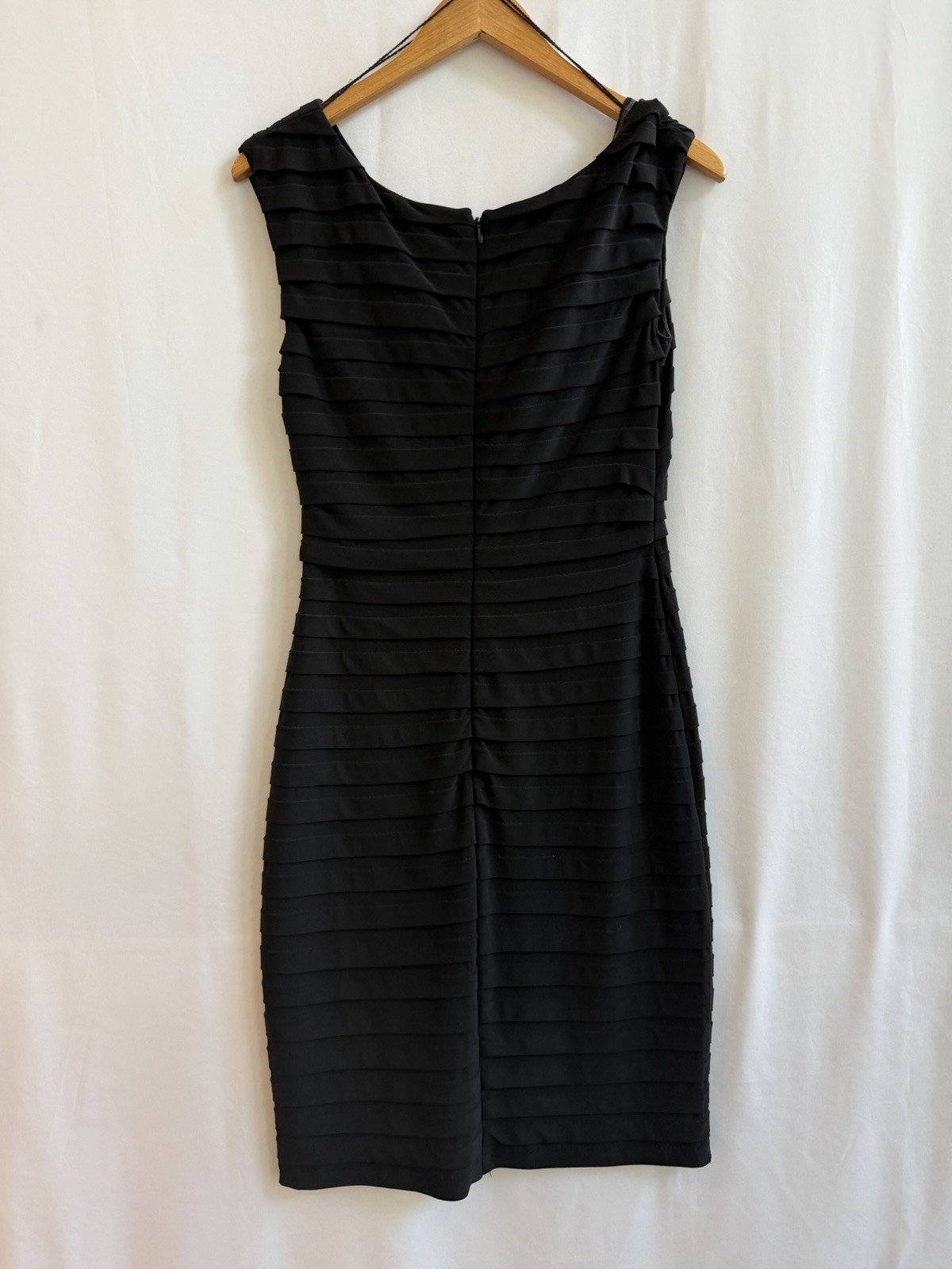 Adrianna Papell Black Sleeveless V-Neck Pleated Sheath Knee Dress, Size 8