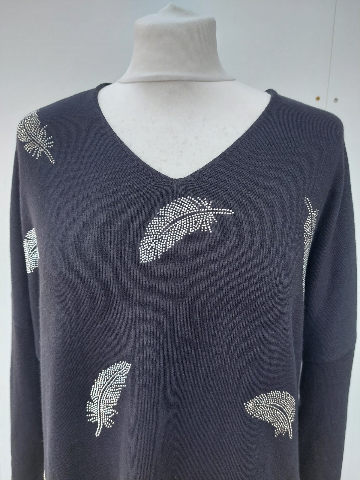 Frank Usher Jumper V Neck Stud Leaf Design Long Sleeves Black bxv Size L/XL