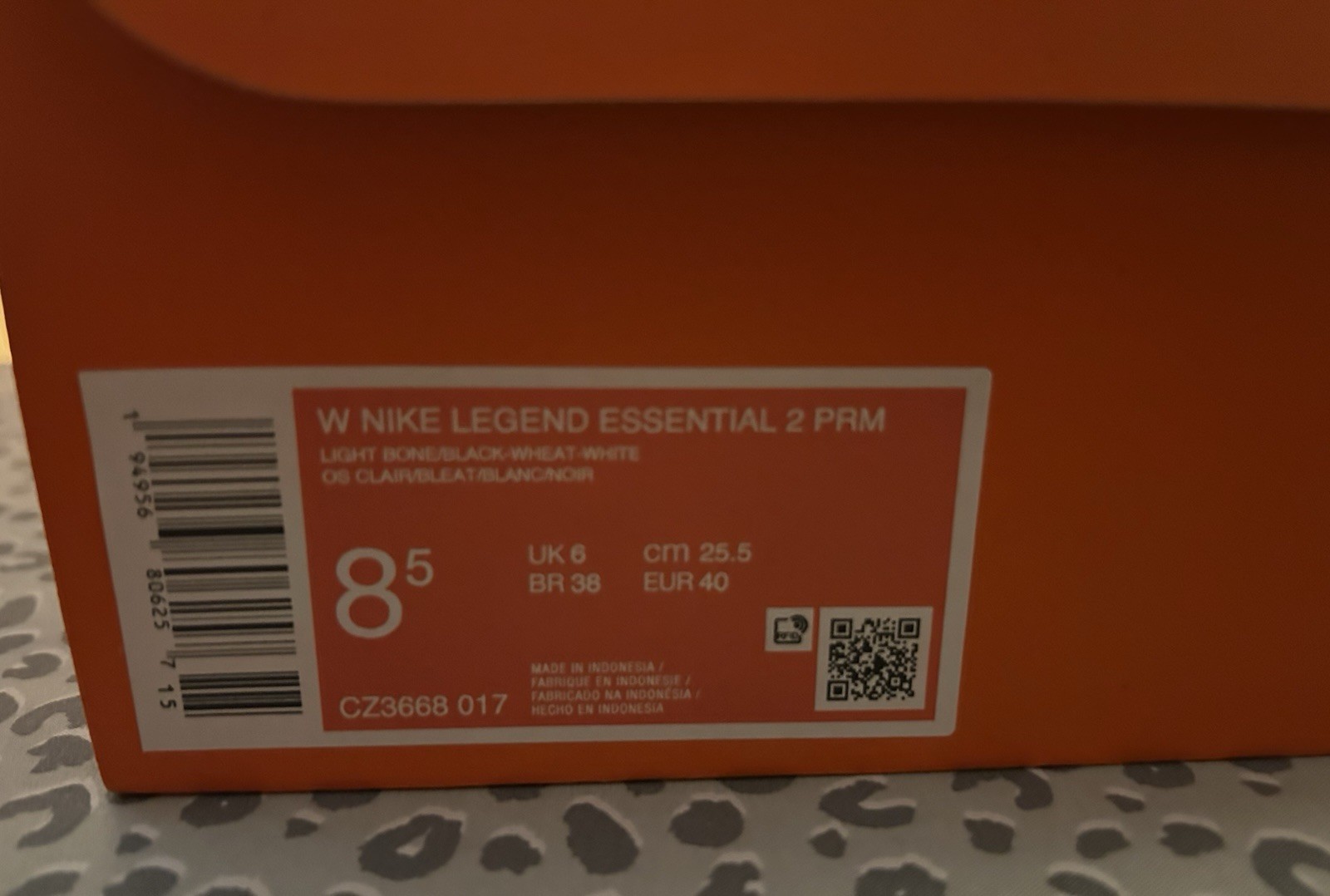 NIKE LEGEND ESSENTIAL 2 WOMAN 8.5 SNEAKERS LIGHT BONE / BLACK WHEAT WHITE NWB