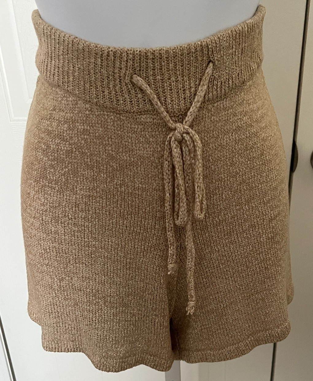 ONE GREY DAY LIGHT BROWN DRAWSTRING SWEATER SHORTS ACRYLIC 60% NYLON 40% SZ 6